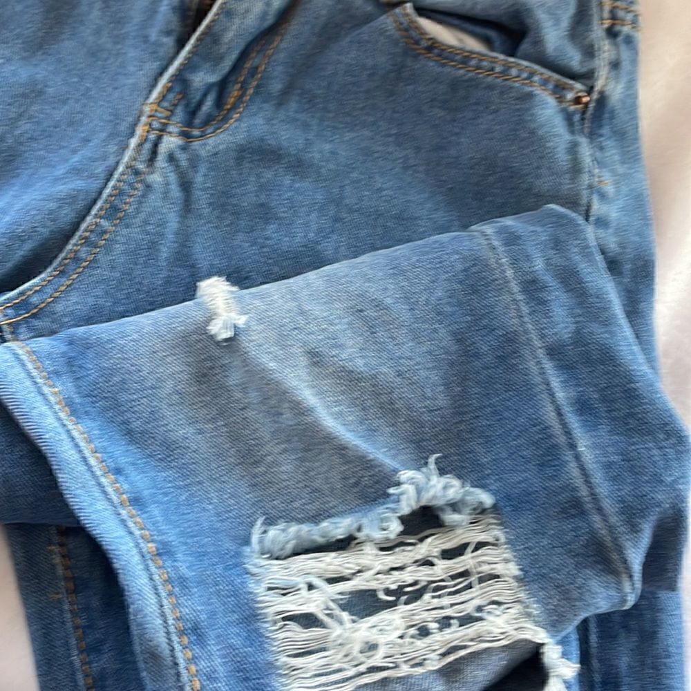 Mom jeans. Distressed light wash - Picture 3 of 4